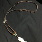 魚（BONE）とビーズのネックレスの画像