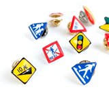 標識ピンバッジ