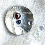 アムリタ　ブローチ