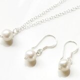 純銀仕上SV９２５　艶感もあり上品　淡水パールネックレス＋ピアス(イヤリング)セット　結婚式・お食事会にも！　送料無料