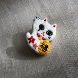 招き猫の刺繍ブローチ