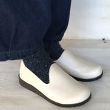 足を優しく包み込む・ユニークなカッティング・軽量・アシンメトリー・ブーティ・スリッポン