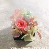 Box C 可愛いストロベリーピンクのボックスアレンジメント　プリザーブドフラワー