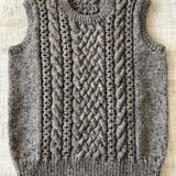 アラン模様のベスト　グレーのツィード糸で編んだベスト　ベストの画像