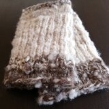 手紡ぎ糸の自然色ハンドウォーマー　ゴム編み模様