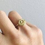 真ちゅうリング  いびつな花のカタチの画像