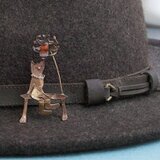 銀のネックレスをした青銅の猫　ピンバッチ