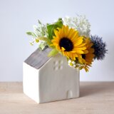 花の咲く家（花瓶）の画像