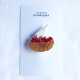 カゴに入ったサクランボと文鳥のブローチ