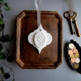 鈴蘭のカメオ調のアロマストーン インタリオ ■ アラベスクオーナメント ■ 6種類から香りが選べる