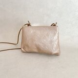 大きめ　クロワッサン　本革　ボタニカル シャンパン ゴールド スマホポーチ