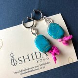 【一点のみ】青とピンクの色が素敵なターコイズと毛糸の耳飾り