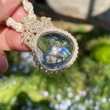 美しい虹！アイリスクォーツ（レインボークォーツ）・マクラメヘンプネックレス