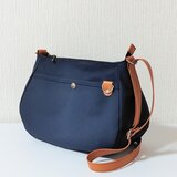 濃紺帆布のマチ広ショルダーバッグ
