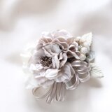 ラナンキュラスベージュのくすみカラーコサージュ　　ケース付き 入学式 卒業式  入園式 卒園式　結婚式