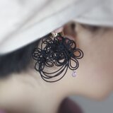 かたっぽイヤーカフ「影ニ降ルヒソカ」（黒×黒）の画像