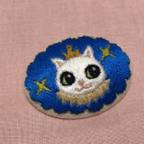 王様な猫のブローチ