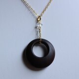 黒い木のリングネックレス