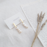 ピアスに見える　ゴールドと淡水パールのシンプル樹脂ノンホールピアス(イヤリング)