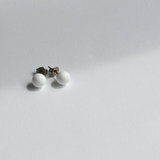 小粒ホワイトのドームピアス　ヌードタイプ