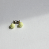 小粒パステルライムのドームピアス　ヌードタイプ