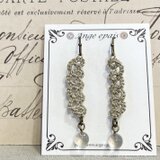 ぐるぐるタティングレースとガラス玉の耳かざり