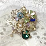 ビーズ刺繡　エメラルドグリーンのフラワーブローチ