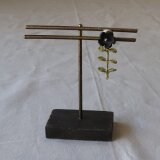 葉揺れる一輪花の耳飾り‗ブラック(ピアス)