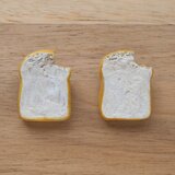 かじられた食パンの陶土ブローチ