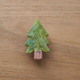 ツリーの陶土ブローチ