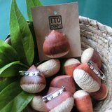 木彫り栗ブローチ