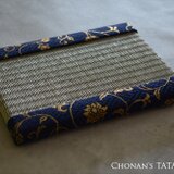 【金襴】紗綾形に花唐草　ミニ畳（紺）