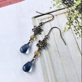 チェコガラスドロップとお花のピアスAG
