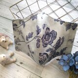 送料無料✴USAコットンmoda fabrics生地使用/大きめ✴落ち着いたミントグリーン×ネイビーの花柄が素敵なマスクです✴の画像