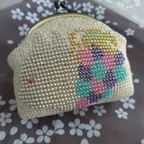 オリジナルデザイン【 ネコと葡萄のがま口　シロネコ　スワロ目 】ビーズがま口　ギフト　プレゼント