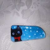 七宝　赤いマフラーの黒猫