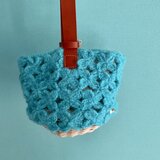 水色のモヘアの小さいカゴバッグ