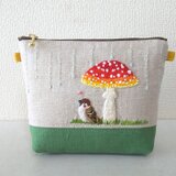手刺繍ポーチ アマヤドリ（雀とベニテングタケ）の画像