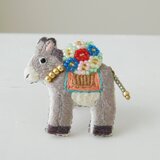 花売りのロバ　刺繍ブローチ　【受注製作】