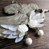 揺れる天使の羽根ピアス/イヤリング