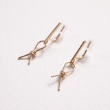 <イヤリング>シンプルラインイヤリング"knot"