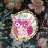 一点物☆手刺繍☆ピンクのフクロウのブローチの画像