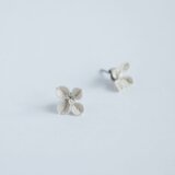 タティングレース×ケシパール　あじさいピアス　オフホワイト