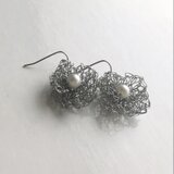 送料無料　花　ピアス　イヤリング可　ワイヤーレース　シック　スチールグレー