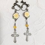 白薔薇とシトリンのクロスイヤリング