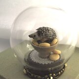 ハリネズミ ＆ お菓子 のガラスドームミニチュア