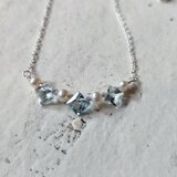 スクエアカットスカイブルートパーズと淡水パールのシルバーネックレス