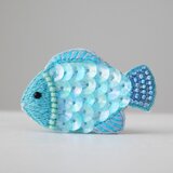 キラキラ鱗の青いお魚　刺繍ブローチ　【受注製作】