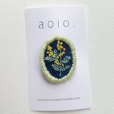 ミモザと明るい緑の刺繍ブローチ