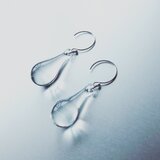 Water drop shaped Earring/ WH /BK
